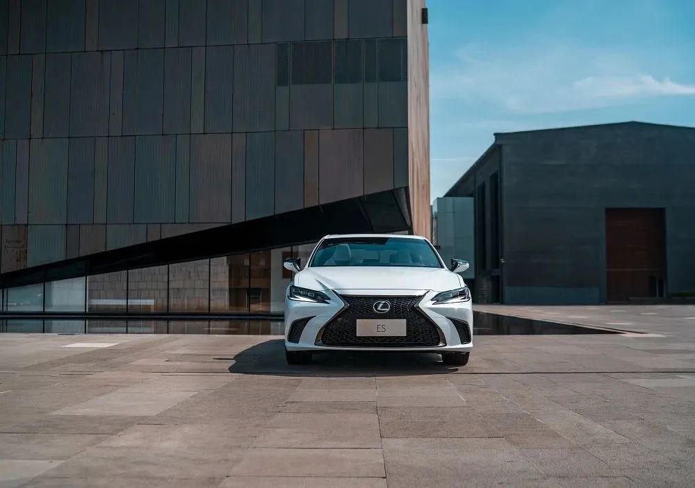 『雷克薩斯ES』從(cóng)容駕駛，輕松前行