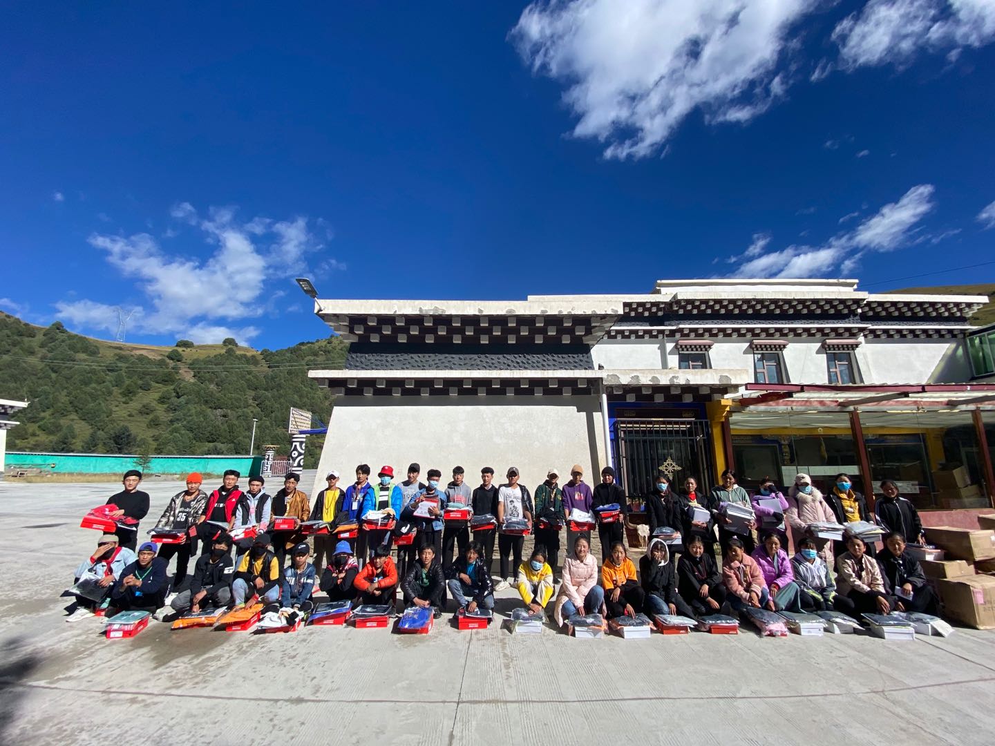 鴻粵公益回顧丨家國(guó)同歡月同圓 溫暖滿載甘孜州(圖8) 鴻粵公益回顧丨家國(guó)同歡月同圓 溫暖滿載甘孜州(圖8)