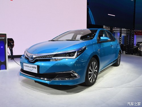 豐田又火(huǒ)了!卡羅拉雙擎E+送粵A牌,油耗低至1.3L,續航9