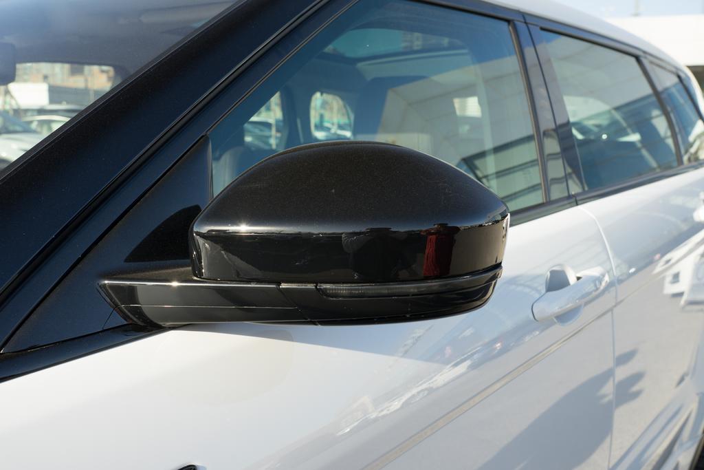 吸睛神器路(lù)虎攬勝極光(guāng)，豪華SUV的不二選擇(圖2)