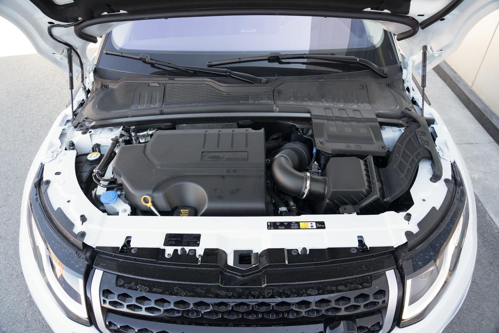 聽說(shuō)你(nǐ)還(hái)要買奧迪Q5,路(lù)虎攬勝極光(guāng)才是你(nǐ)的專屬SUV(圖5) 聽說(shuō)你(nǐ)還(hái)要買奧迪Q5,路(lù)虎攬勝極光(guāng)才是你(nǐ)的專屬SUV(圖5)