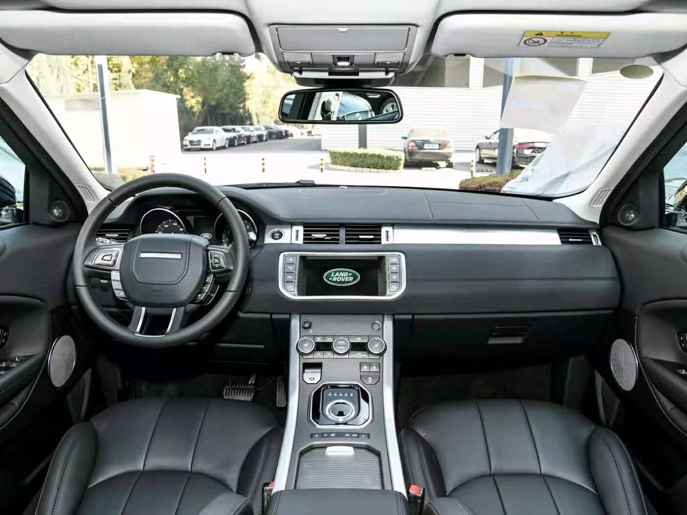 吸睛神器路(lù)虎攬勝極光(guāng),豪華SUV的不二選擇(圖4) 吸睛神器路(lù)虎攬勝極光(guāng),豪華SUV的不二選擇(圖4)